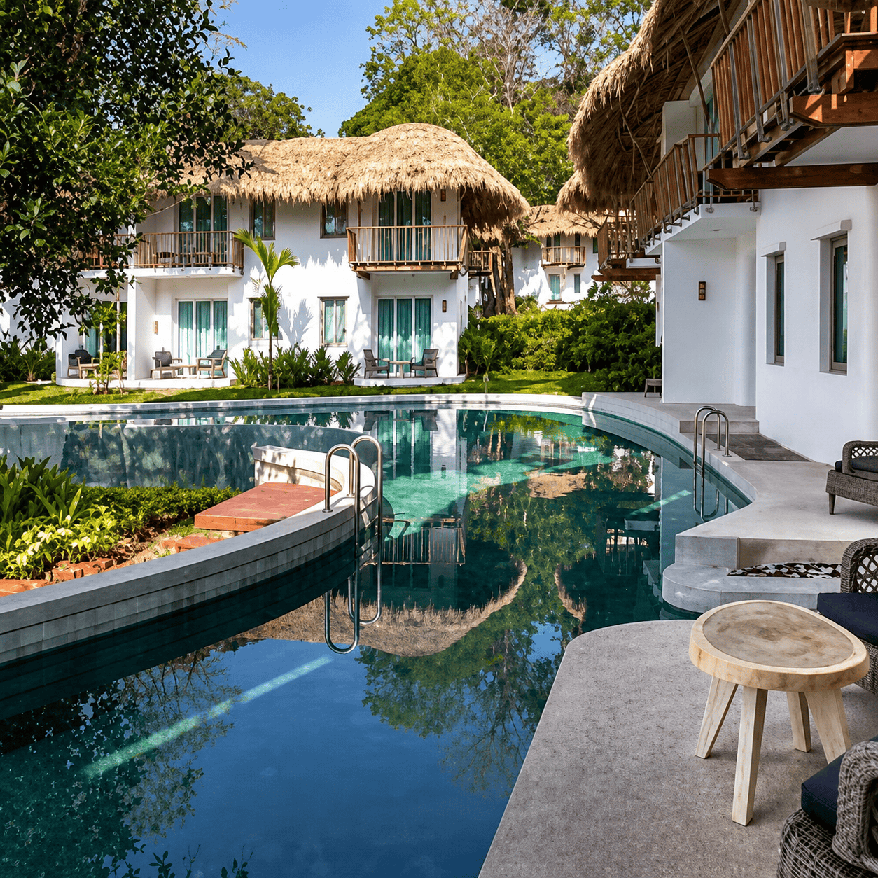 Poollandschaft im Eden Beach Khao Lak Resort und Spa